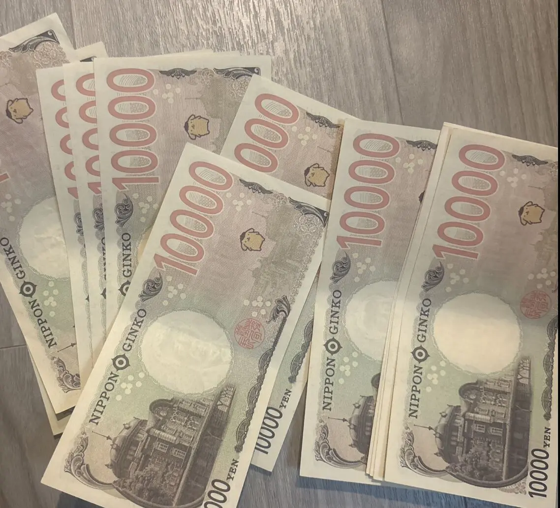 日本網友從便利商店ATM領出整疊印有布丁狗圖案的萬元日鈔，畫面超萌引熱議，影片觀看近2500萬次。經證實非AI合成，因日本紙鈔毀損無相關刑罰，鈔票可合法使用。（來源：korekore_ch@X）