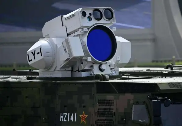 「四明山」艦裝載的極可能是於 9·3 閱兵亮相的 LY-1 型艦載雷射武器，採化學能激勵，輸出功率約百千瓦級，可攔截低空無人機、小型巡航飛彈與光電偵察設備。 圖:翻攝自科大烽火