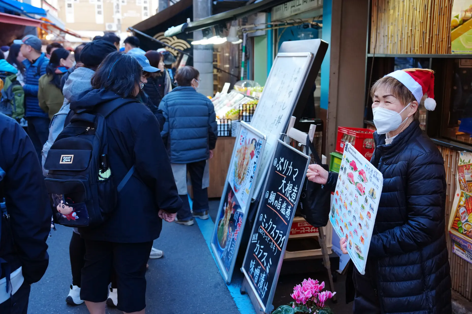 此次政策調整引發在日外籍人士的廣泛關注。據統計，此前日本每年約有萬餘人申請歸化，其中相當比例的申請者依靠5年居住年限條件遞交申請。(圖：新華社)