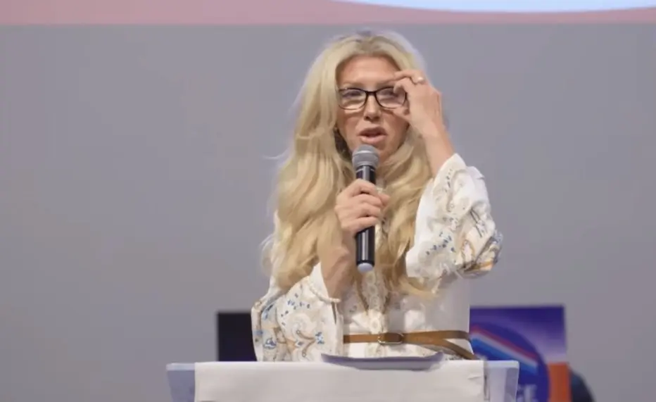 卻因聽從母親凱特（Kate Shemirani）的建議放棄化療，最終在 2024 年 7 月 24 日因心臟病發去世，距離確診僅 7 個月。(圖片：Kate Shemirani@FB)