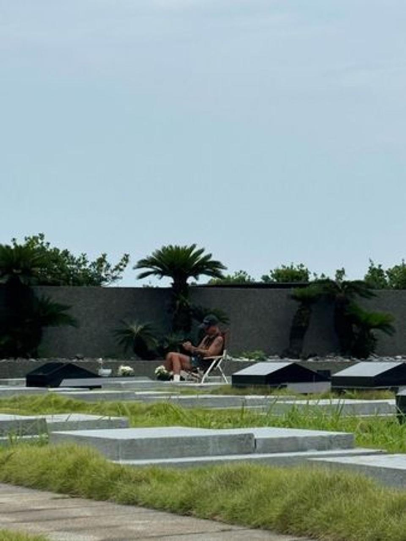 大 S 離世五月餘，金寶山驚見具俊曄身影，靜坐大S墓前的樣子讓人動容！ （來源：網友beef_0201）