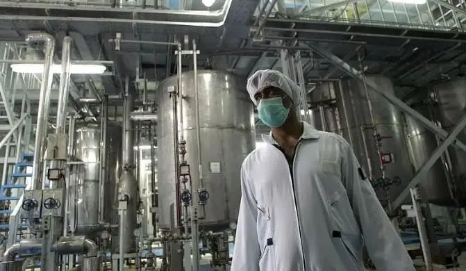 伊朗科學家在核設施內工作。 圖 : 央視新聞