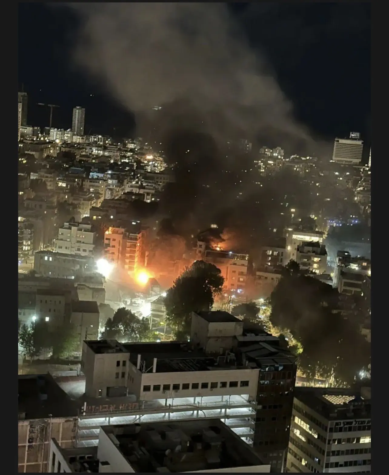 當地時間3月1日，伊方披露圖片顯示以軍總參謀部總部大樓遭襲並燃起大火（來源：央視新聞）