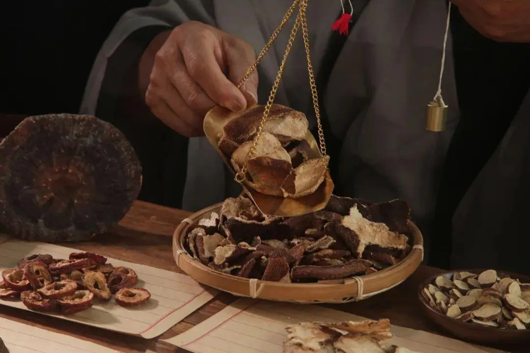 作為藥食同源的佳品，陳皮的藥用價值早在《中國藥典》中就有記載，理氣健脾、燥濕化痰的功效，讓它成為千百年來的居家必備好物。  但最近一則「速成陳皮」的新聞，卻讓不少人驚出一身冷汗。（示意圖來源：網絡）