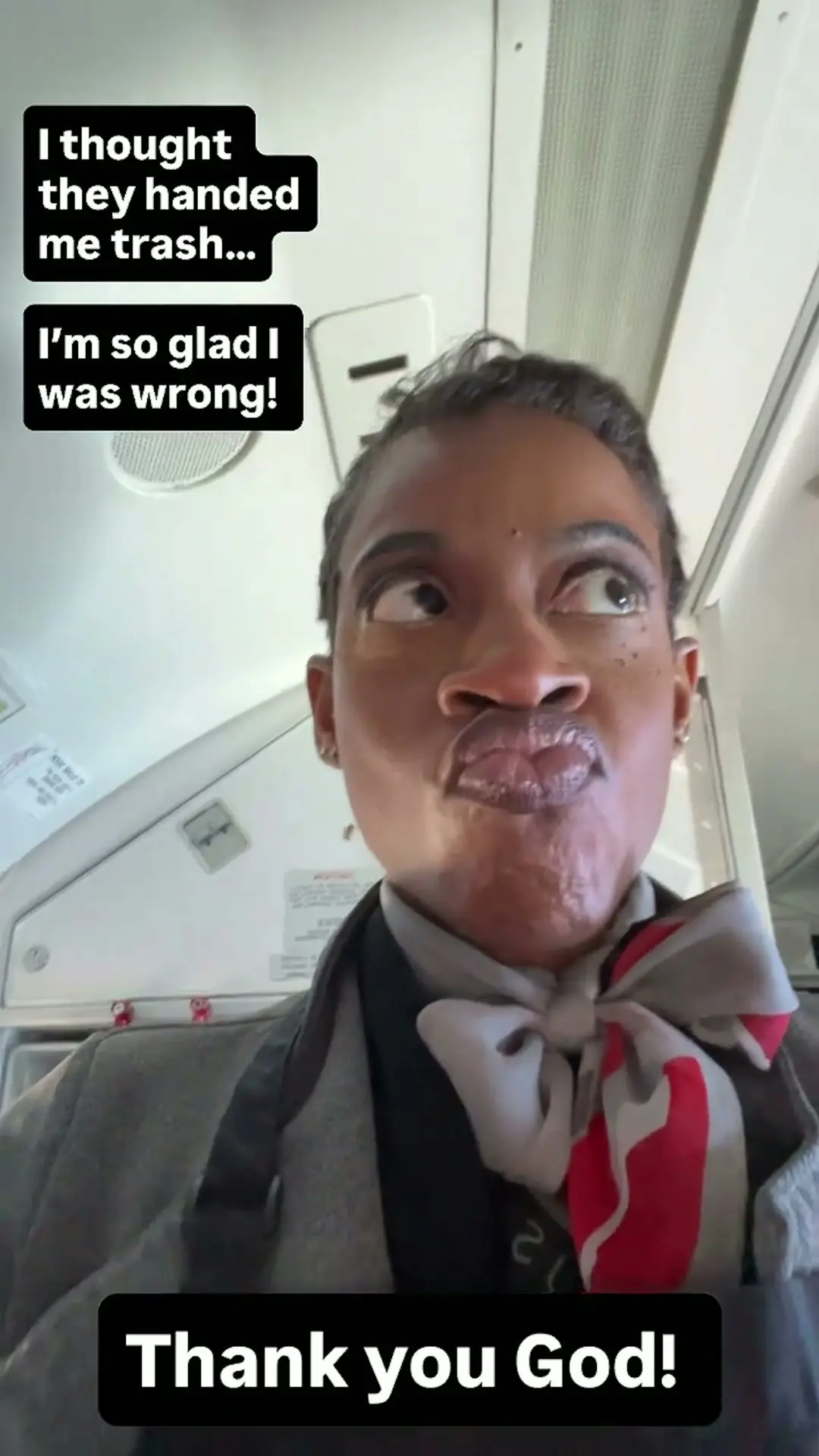 空服員布魯伊特（Brittany Bruyette）執勤時收到乘客遞來的嘔吐袋，誤以為是垃圾，打開後發現是全機乘客集資的208美元小費。這筆錢解決了她聖誕禮物的煩惱，讓她感動到幾乎落淚，其分享的經歷也溫暖了無數人。（來源：brittneybluittofficial@TikTok）