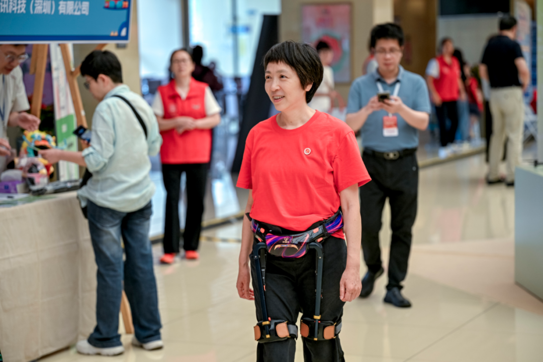 林阿姨體驗Ant-H1Pro系列外骨骼設備。