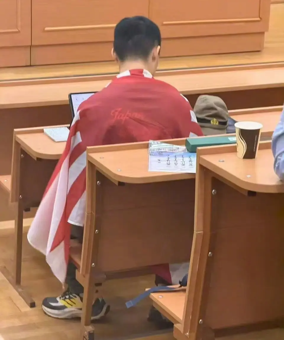 校方回應指，陳某某的行為嚴重違背學校育人理念、擾亂校園教學秩序，已正式啟動校內調查程序，將於短期內公布處理結果。(圖：微博)