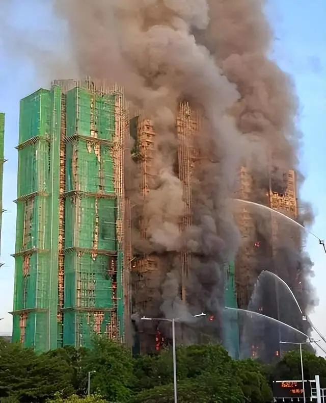 2025年11月26日，香港大埔宏福苑的熊熊烈火，奪去了44條寶貴生命，逾200人失蹤的數字更讓人心碎。（來源：網絡）