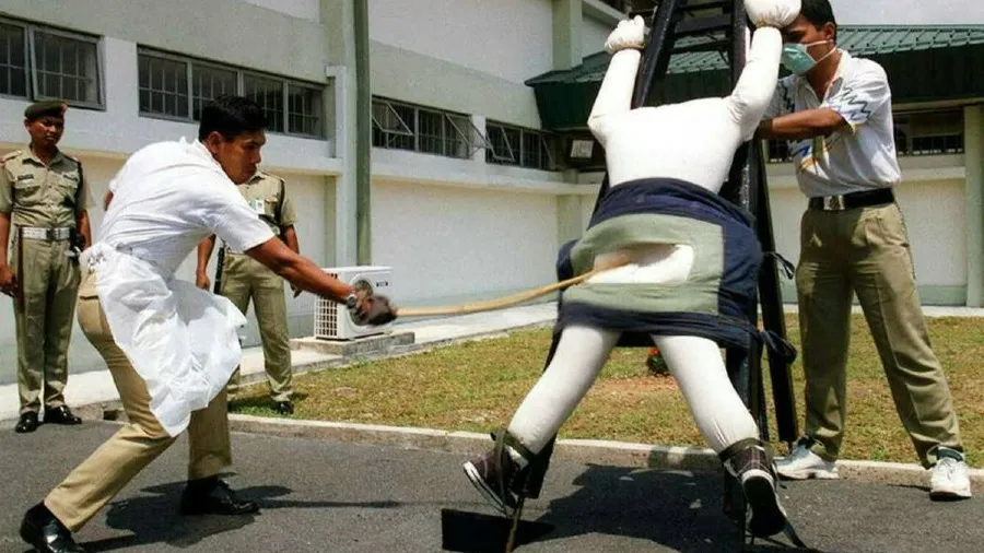 新加坡「重鞭打詐」 詐騙集團核心成員強制鞭刑 最高可判24鞭即日生效的封面圖片