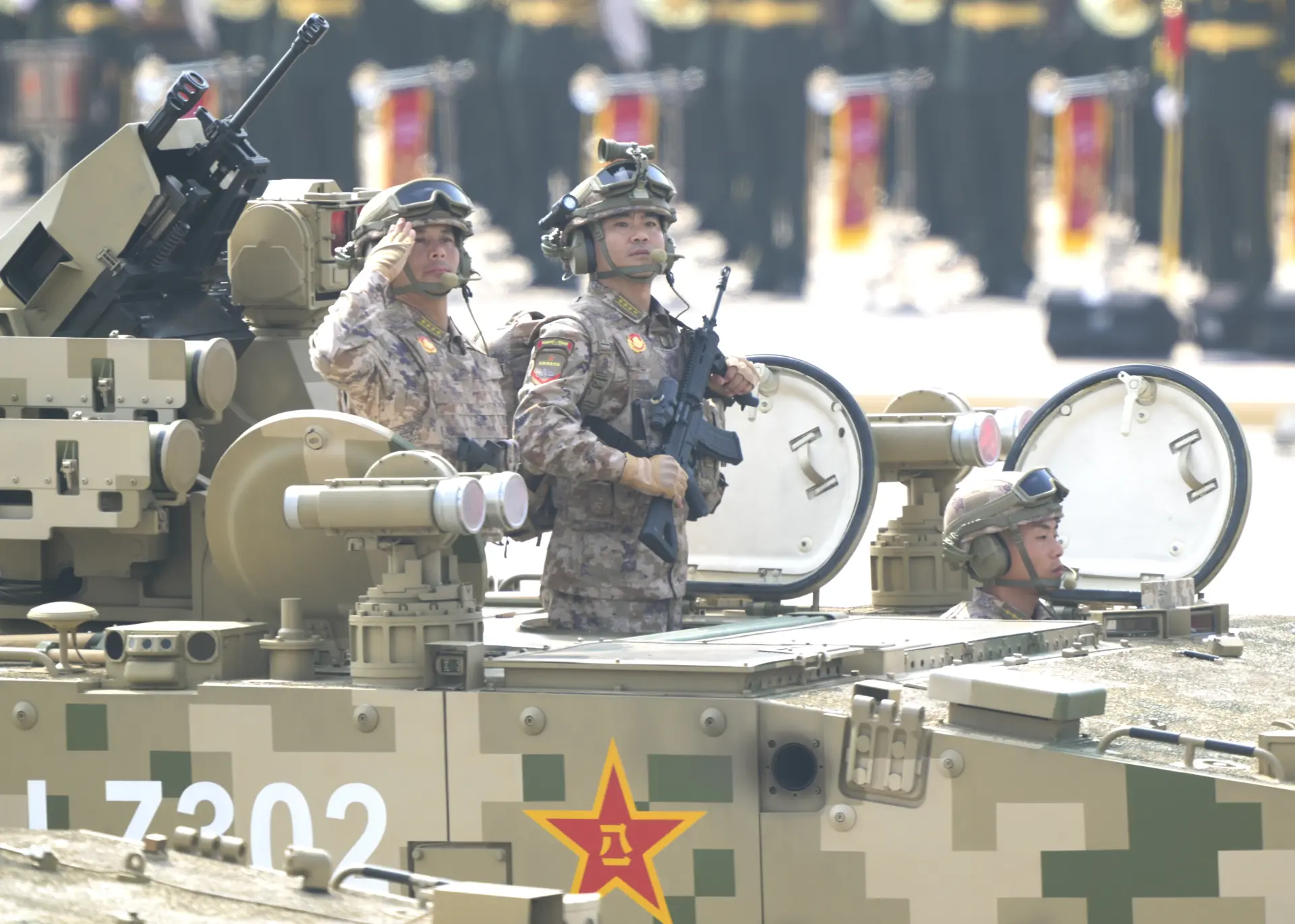 空降突擊方隊接受檢閱。