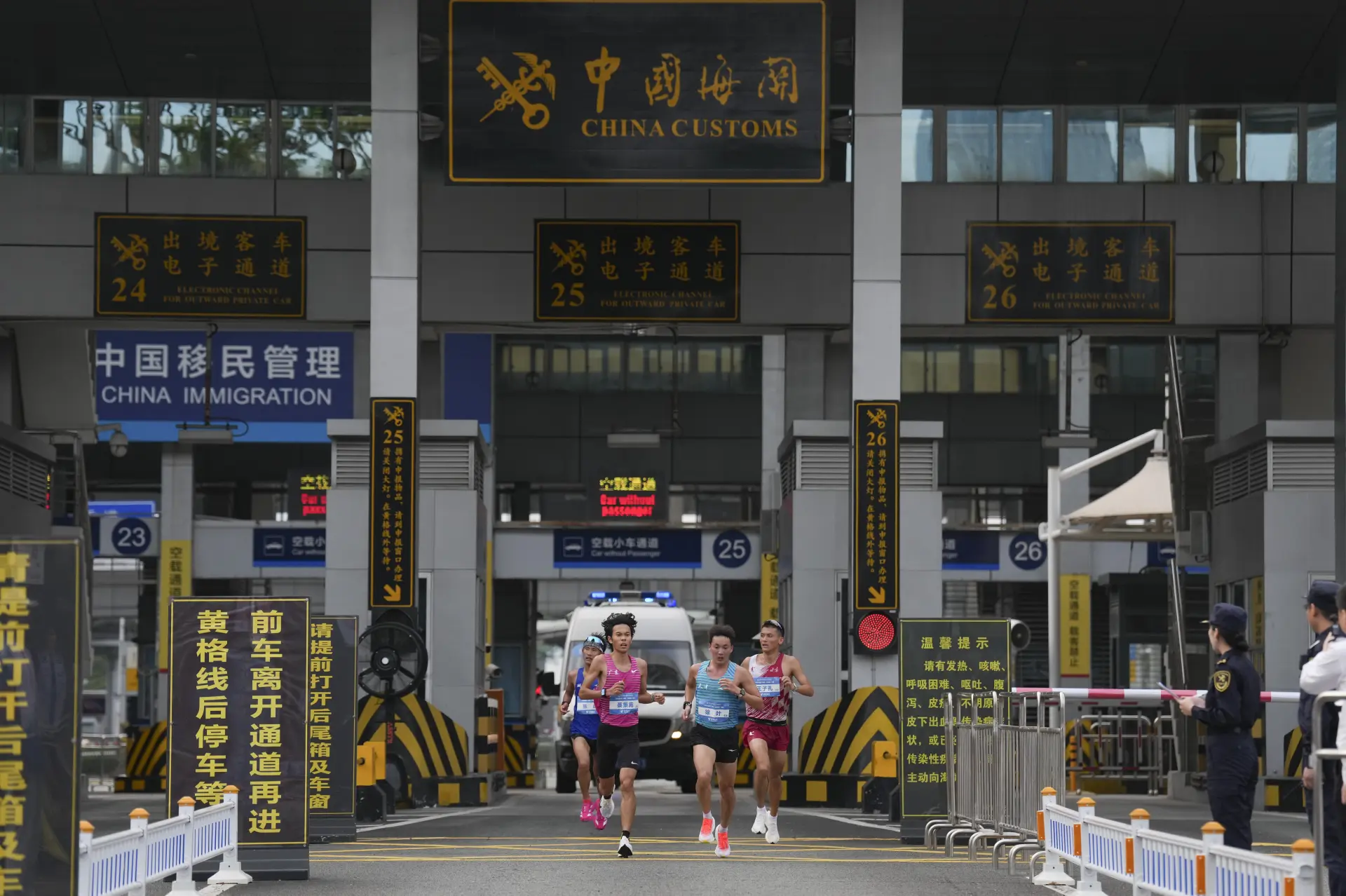 這條全程42.195公里的賽道頗具巧思，起點與終點均設在深圳灣體育中心旁，其中深圳南山段約20.354公里，香港元朗段約21.841公里，深港兩地的城市風光隨著選手的奔跑不斷切換。(圖：新華社)