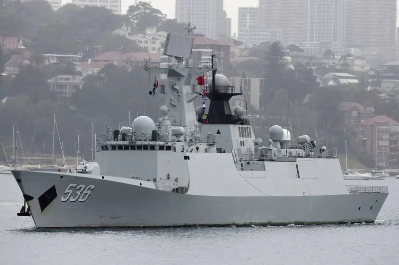 正轉移至滬東中船新廠區的首艘054B清晰照曝光，注意其艦艏右側的船錨孔、舷側的開口和第二桅杆下、舷側的出風口都進行了匿蹤遮蓋。（圖片擷取自X@louischeung_hk）