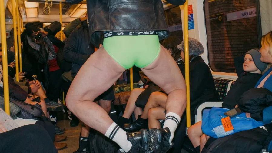 英國倫敦地鐵無褲日回歸，受害者怒轟「根本是惡意騷擾！」的封面圖片