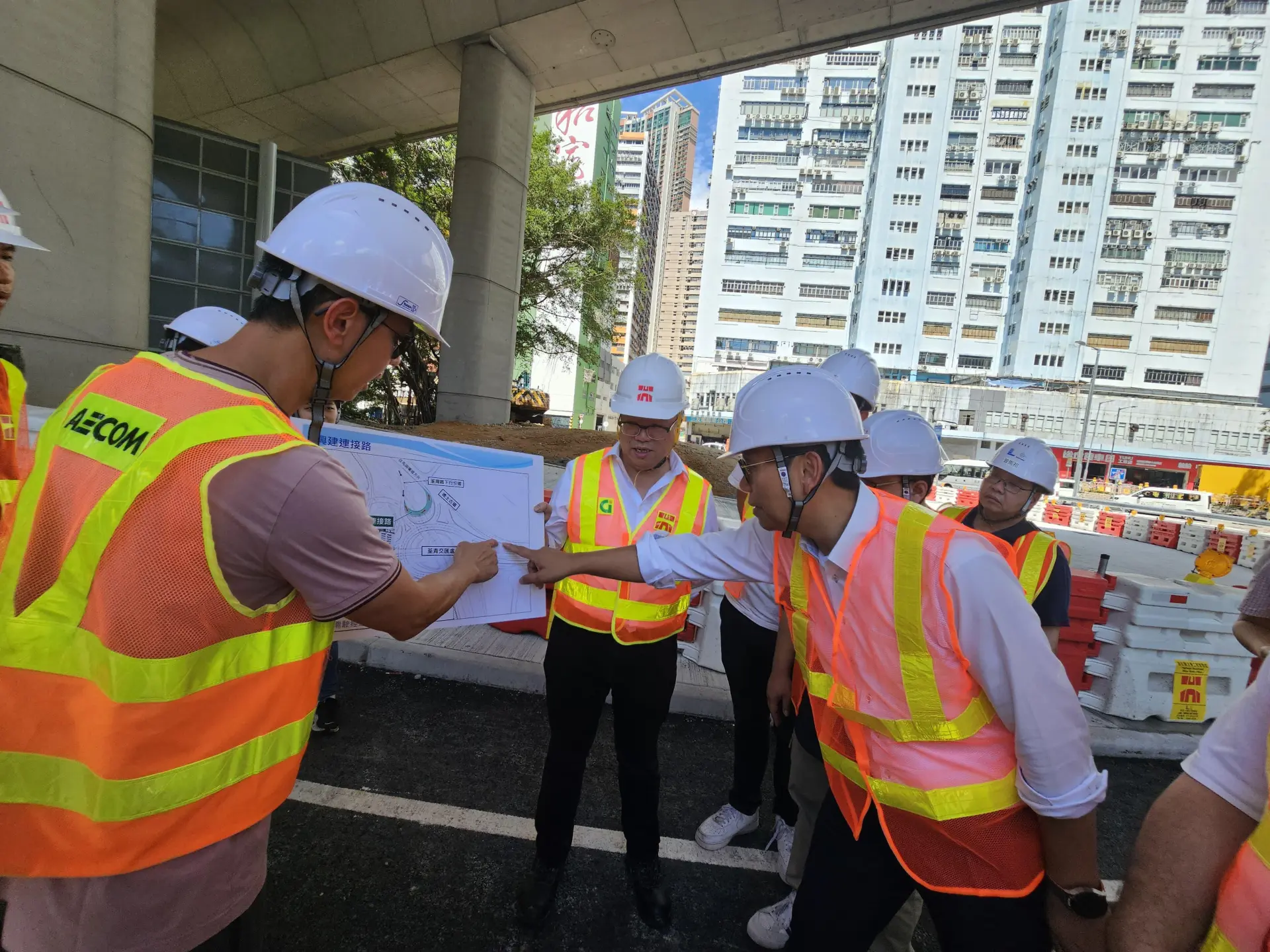 陳恒鑌議員指出對新行車道的啟用表示歡迎，並期望能有效解決荃青交匯處長期以來的交通擠塞問題。(圖：伍俊瑜)