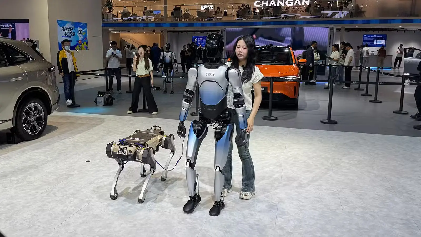 中國的人形機器人與機器狗也從消防巡邏快速走向軍工業與商業場景。這背後有著強大的產業鏈支持，中國的伺服馬達、減速器與雷射雷達在全球供應鏈佔據了五成以上市場。(圖：網絡截圖)