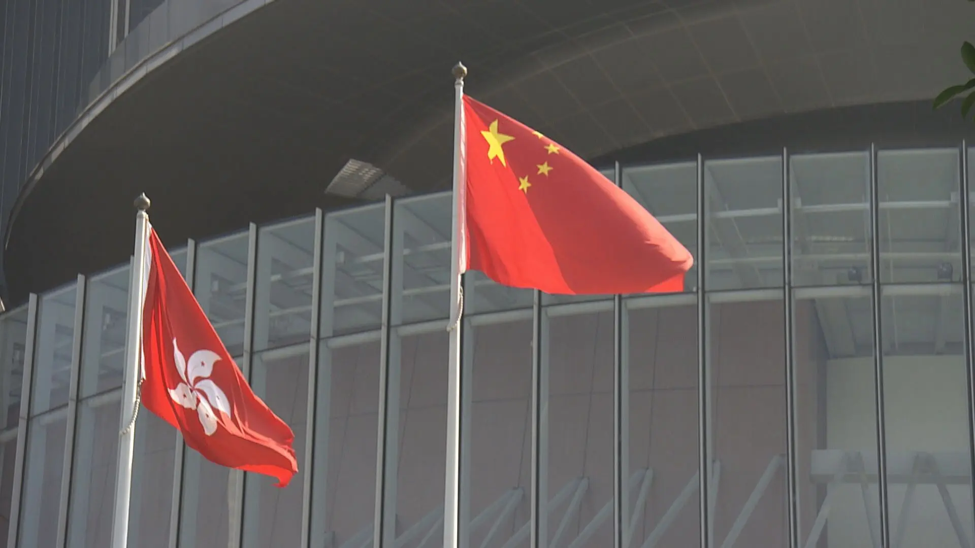白皮書提出六大基本原則，其中之一就是堅持在法治軌道上維護安全。  白皮書亦強調，要堅持尊重和保障人權。  這表明，香港的國家安全工作始終在法治軌道上進行，既維護了國家安全，又保障了市民的合法權益。(圖：網絡截圖)