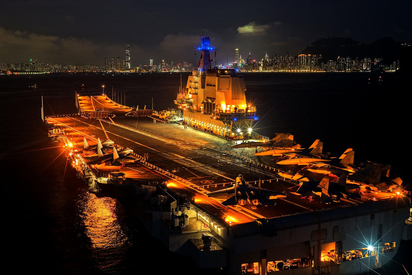 錨泊在維多利亞港的山東艦夜景。（無人機照片，7月4日攝）(新華社)