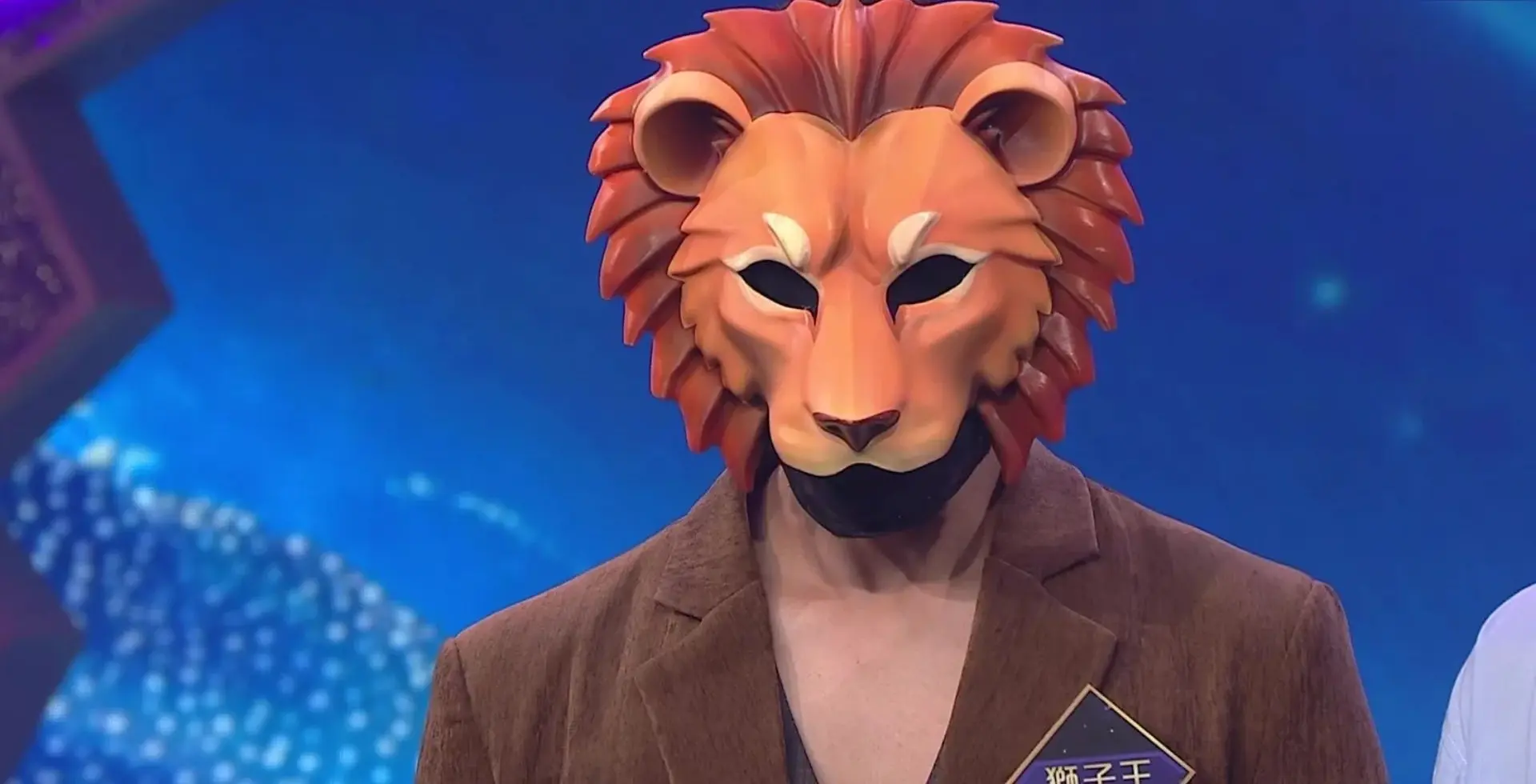 而真正讓「獅子王」身份呼之欲出的，是他分享的選歌原因。他透露，自己非常感謝母親，有一年暑期因母親覺得他看太多卡通片浪費時間，便將他送到泰國，那段時間他每晚都靠聽《誰來愛我》這首歌思念香港的朋友，度過孤單的時光。(圖：獅子王)