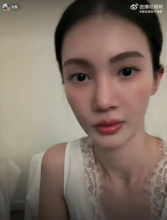 金晨直播憶述中專住校往事，每晚幫室友倒垃圾卻被起侮辱性綽號「垃圾婆」，遭遇語言霸淩。多年後她已能平靜面對，呼籲大眾勿以玩笑傷人，引發網友對校園言語暴力的反思。（來源：新浪微博）