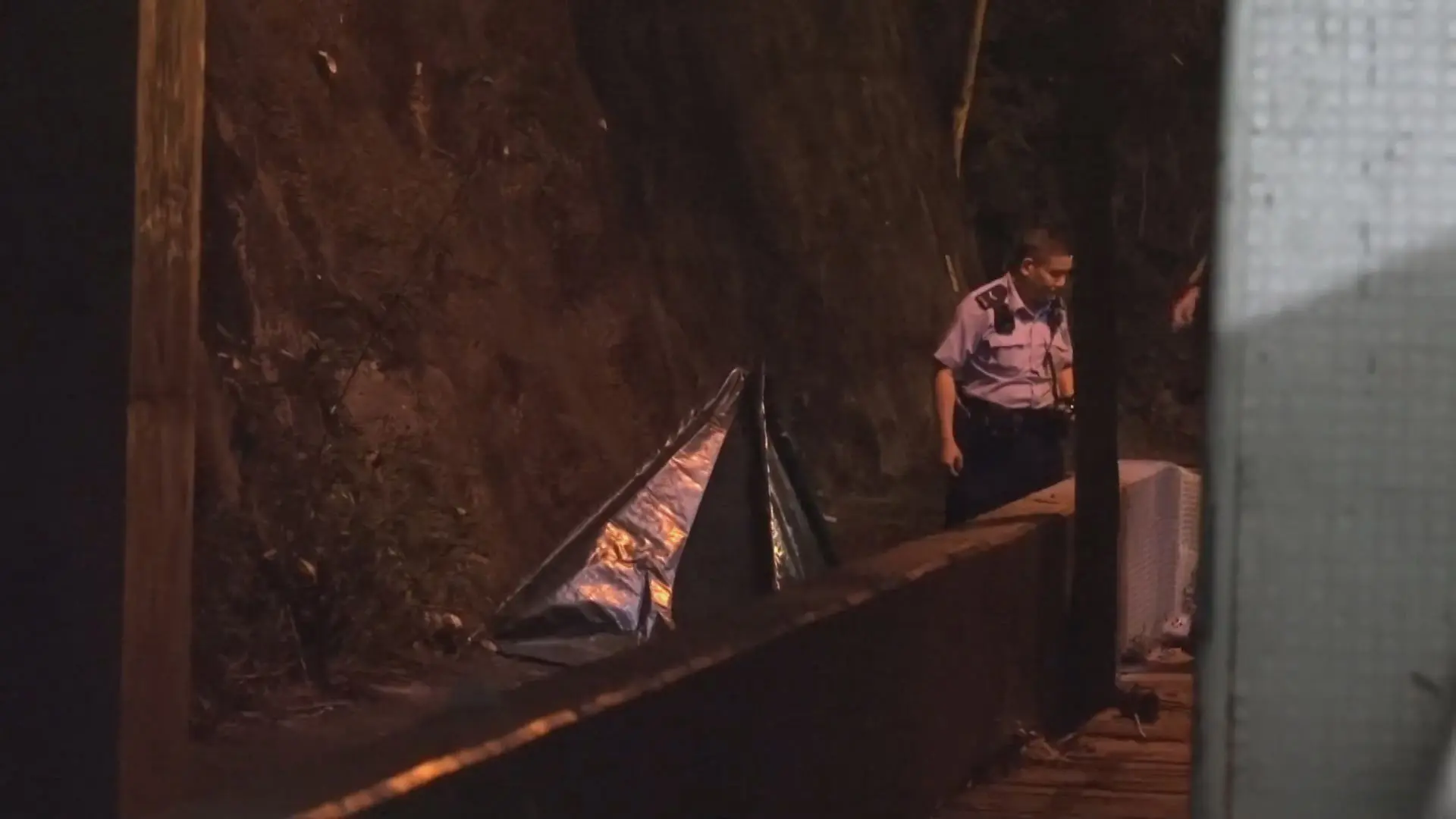 ，一對交往 15 年的同居情侶雙雙喪命，悲劇疑由男方的妄想症引發。82 歲的林姓老翁疑因懷疑 56 歲女友鍾某出軌並下毒，以鈍物將其襲斃後，從長亨邨停車場五樓墮下身亡。​(圖：網絡翻攝)