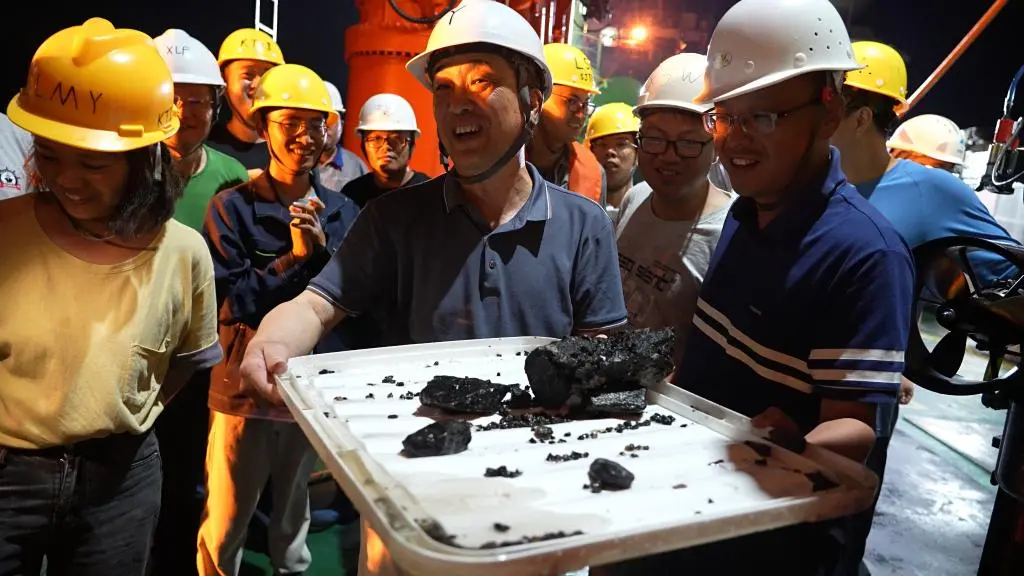 中國科學家視察深海採礦的海試現場照片 ( 新華社)