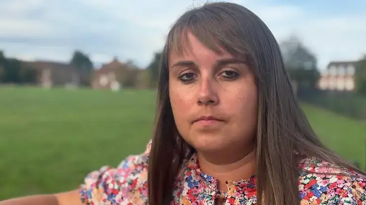 英國一名女子21歲因偏頭痛就醫，遭醫院誤診為末期腦癌，被迫接受長達11年化療及抗癌藥物治療，耗盡青春、摧毀人生規劃，後續複查才發現僅為單純腦部發炎，目前牽連數十名患者提告。（來源：bbcmtd@X）