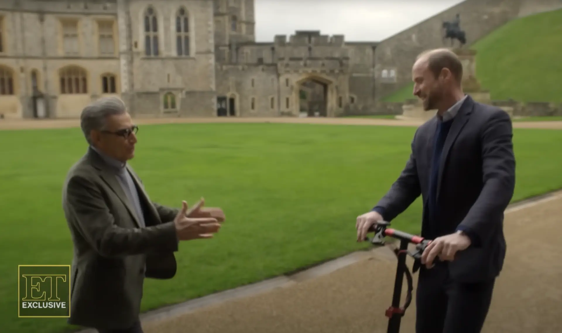 《不情願的旅人》訪談場景充滿生活氣息，威廉騎電動滑板車接見列維，透露自己是《美國派》系列影迷 —— 該片正是列維主演的作品。(圖片：視頻翻攝)