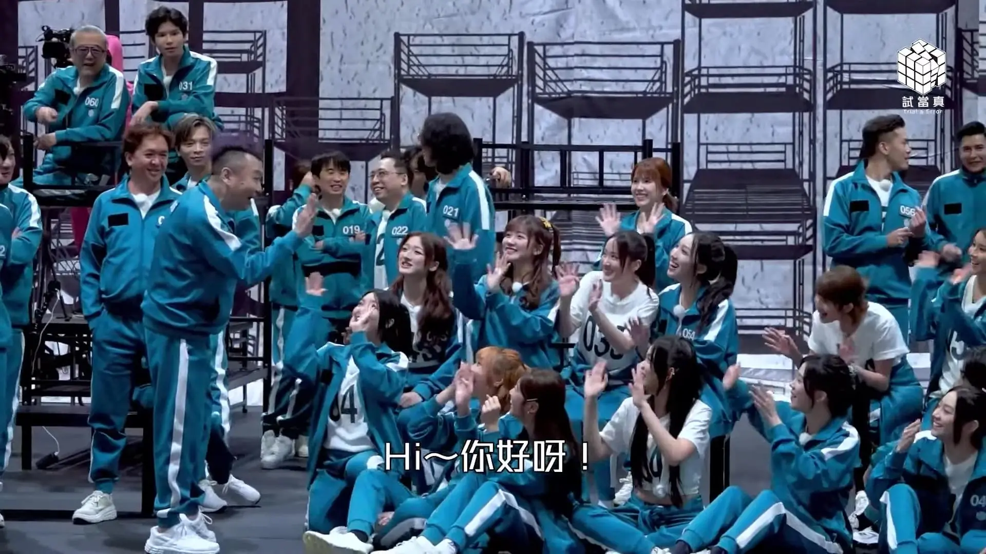 百人出場環節中，劉以達與後輩打招呼時，眾人紛紛鞠躬致敬，錢嘉樂打趣提醒「不要調戲良家婦女」，洪天明亦湊熱鬧稱「老婆不在港」，現場笑聲不斷。​(圖：視頻翻攝)