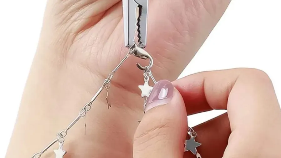 手鏈太細太難戴？9.9元天才小物——「鐵桿鱷魚夾」一招解決不求人！的封面圖片