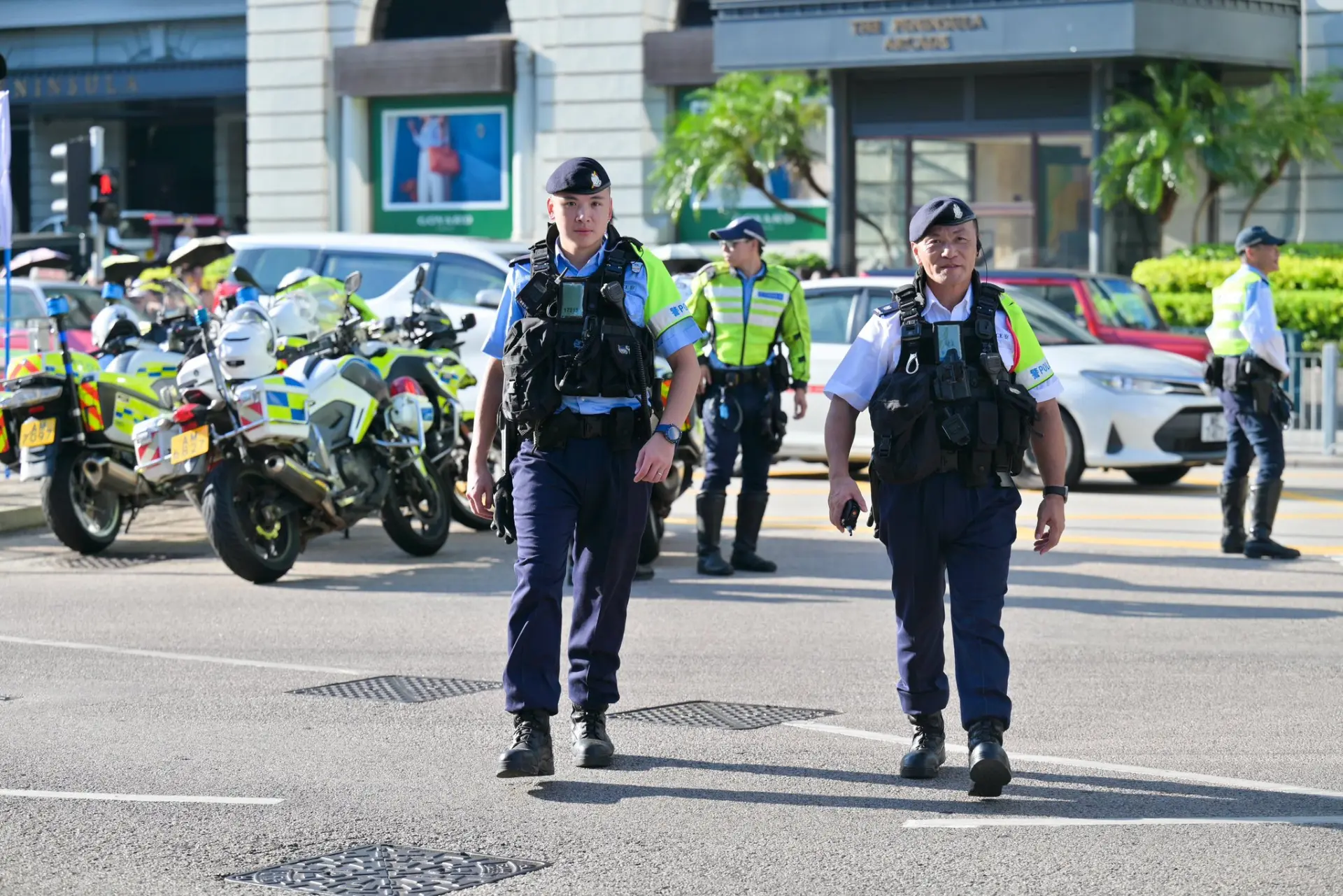 警務人員堅守崗位、盡忠職守，在執勤之餘亦主動與市民交流，一同感受滿城歡騰的喜悅與熱鬧氛圍。(圖：香港警察 Hong Kong Police@FB)