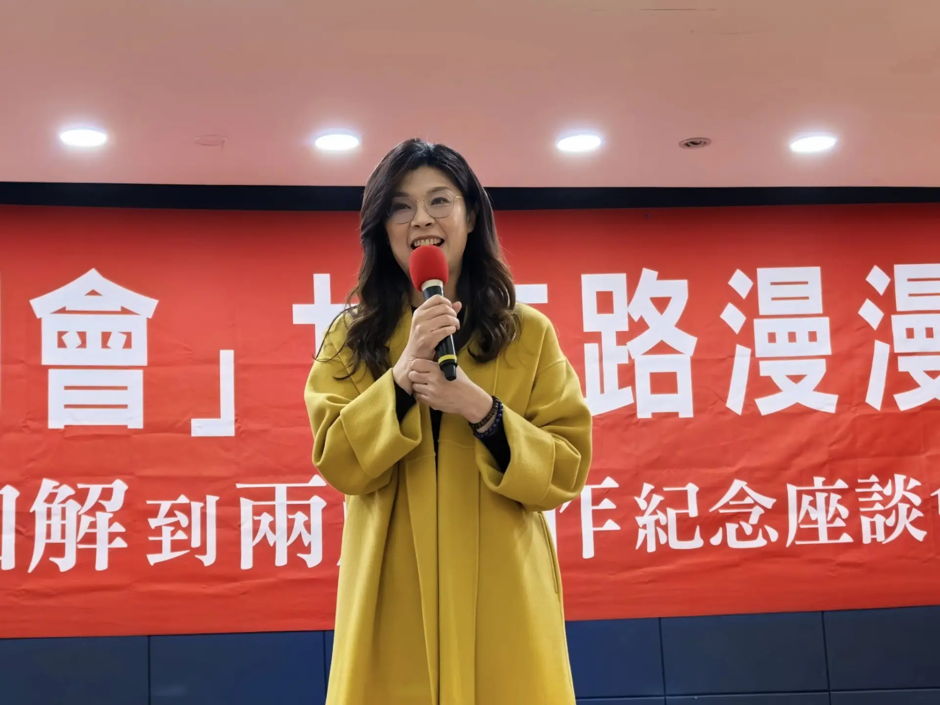 不出意外，2026年春，國民黨主席鄭麗文將啟動一趟備受矚目卻也充滿變數的行程——先赴北京，再轉華府。對國民黨而言，這不僅是試圖在「兩岸統一」議題上重拾話語權的關鍵一步，更是中斷多年的兩岸高層直接接觸得以恢復的重要契機。(圖：鄭麗文@FB)