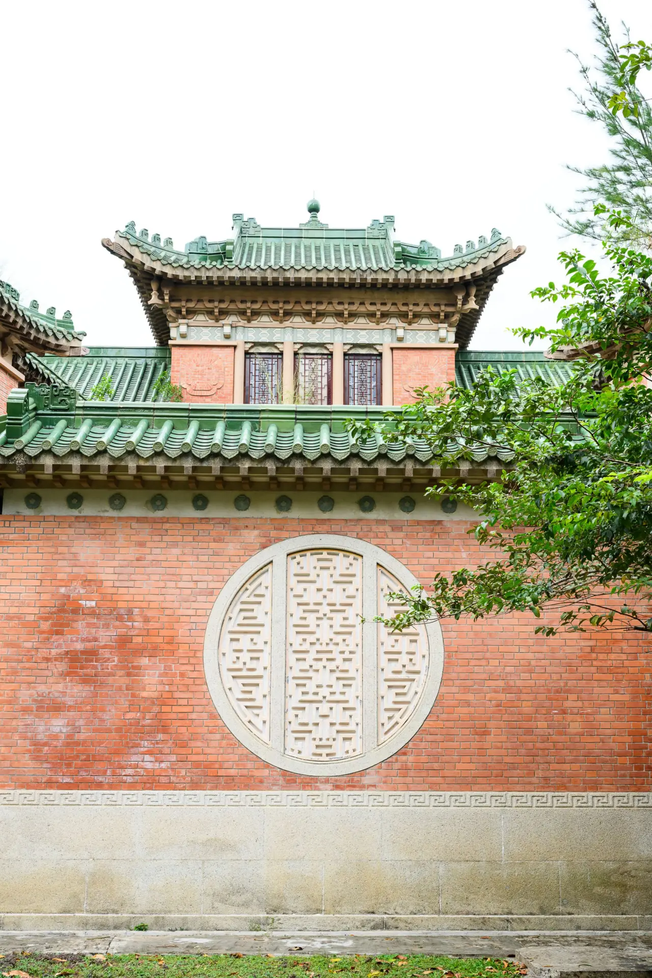 室內天花的金漆灰塑橫樑不僅增強樓板承載力，更帶來華麗視覺體驗，地面鋪設大理石地磚、木地板及馬賽克嵌砌圖案，窗戶配備彩色玻璃、花崗石窗框和中式圖案金屬窗芯，處處彰顯精緻工藝。(圖：發展局局長網誌「局長隨筆」)