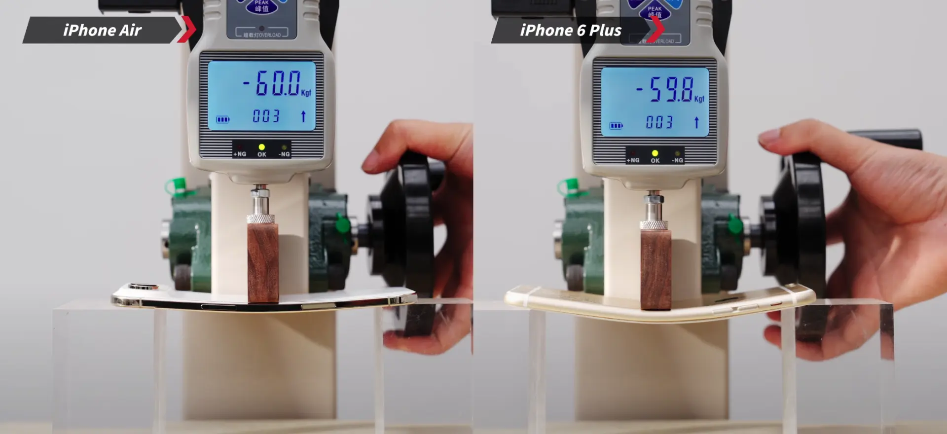 iPhone 17 Air 與 iPhone 6 Plus 抗彎測試。（影片截圖）