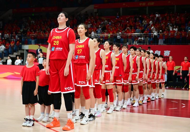 一年過去,張子宇長高了3釐米,身高來到2.26米,與「中國長城」姚明同高。