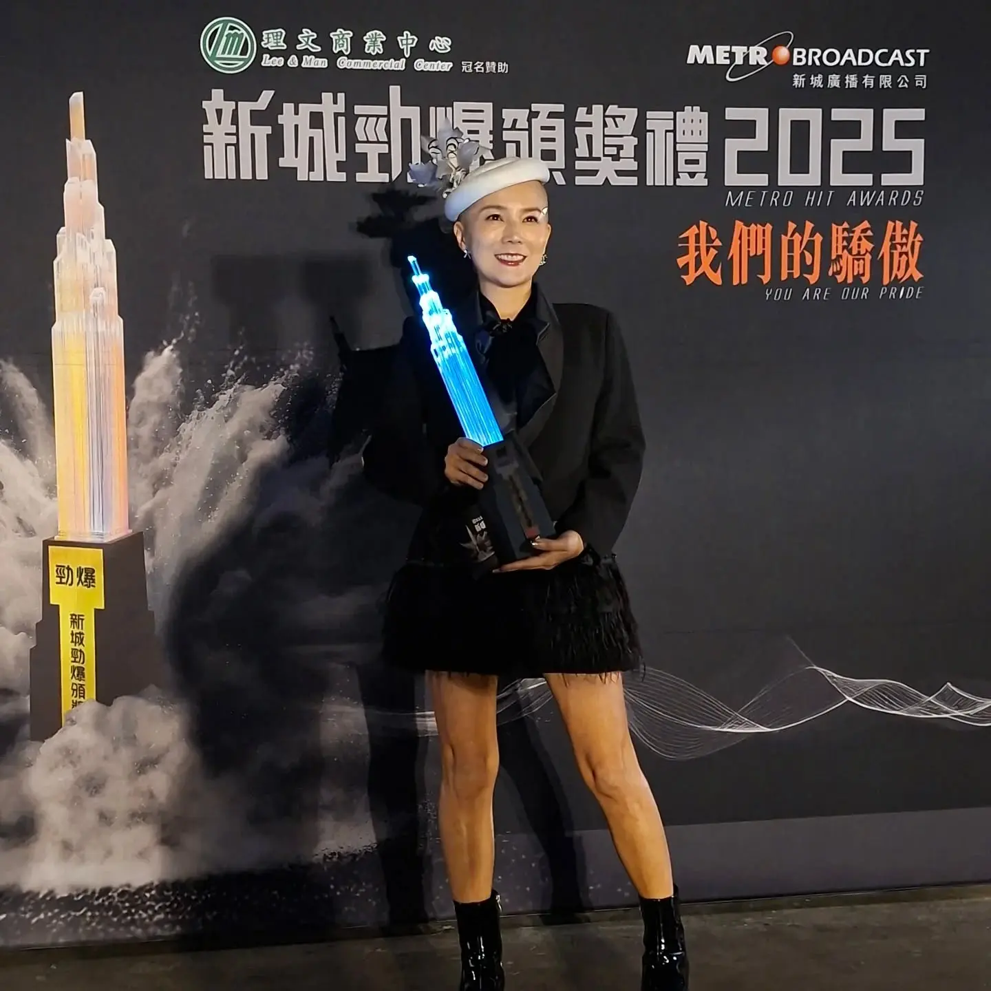 51歲身處乳癌第四期抗癌階段的吳文忻，憑新歌《重生》奪得「勁爆我撐新人」獎，現身領獎時狀態大勇，感言引發全場共鳴。(圖：Metro Broadcast@FB)