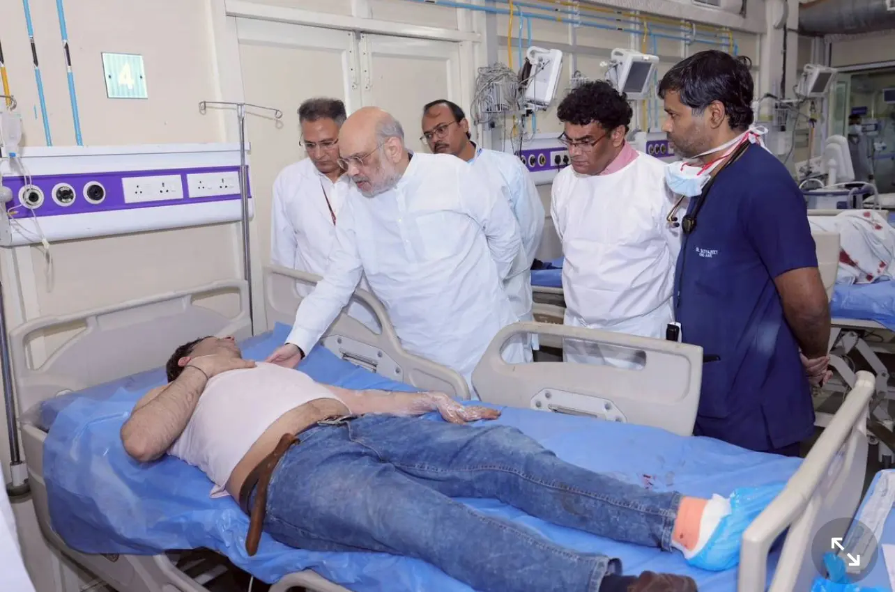 印度內政部長沙阿到醫院探望傷者。（圖/Ｘ）