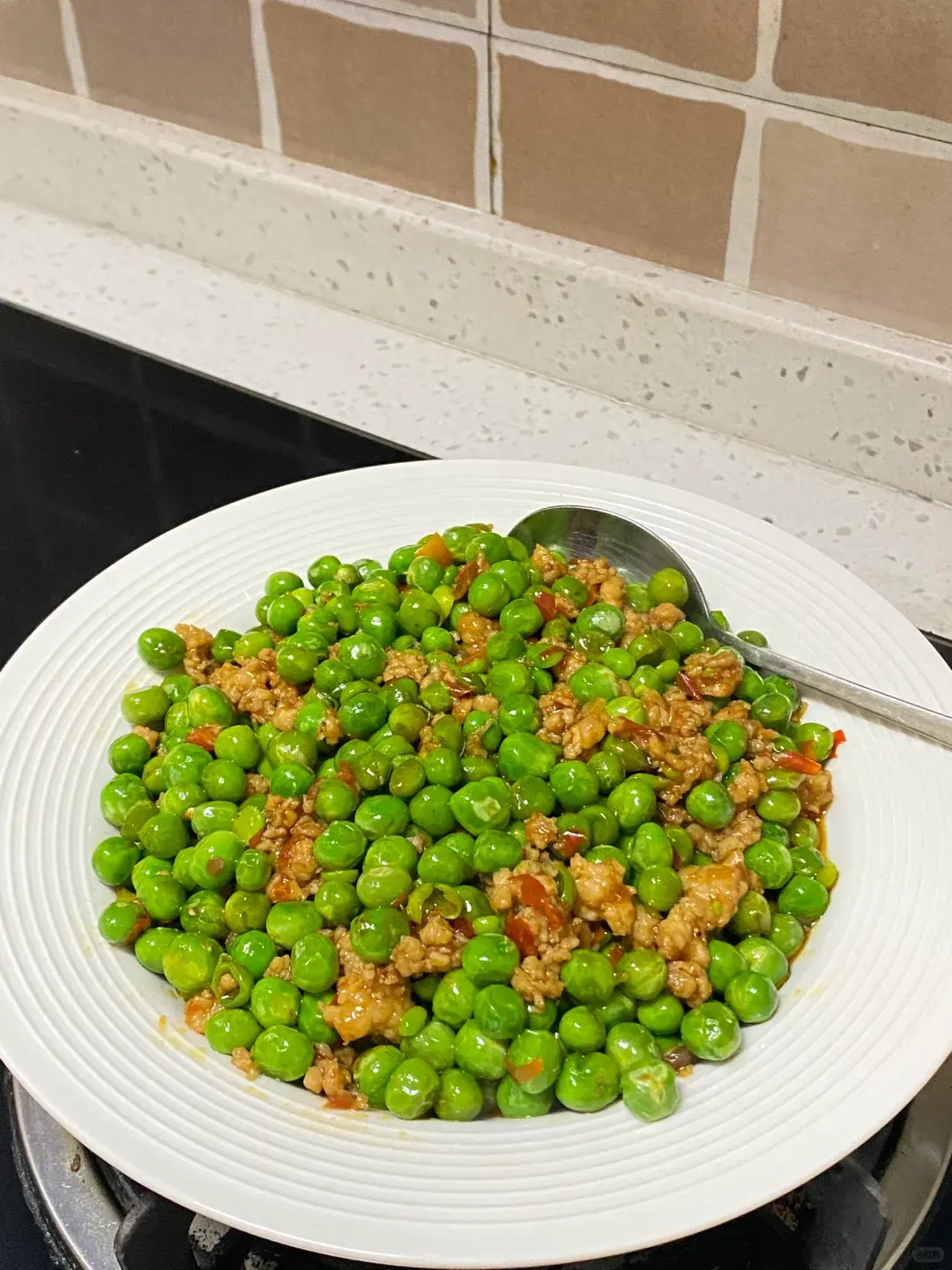 炒青豆時，你是不是也遇過這樣的煩惱：明明新鮮的青豆，炒完卻發黃發暗，口感又面又柴，營養還好像偷偷跑掉了？（示意圖來源：小紅書）