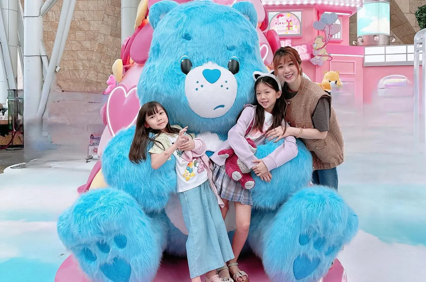 胡家惠於 2011 年與室內設計師邱仲平結婚，婚後育有兩名女兒，孰料懷孕期間發現丈夫出軌，此事不僅導致婚姻破裂，更令她患上躁鬱症，曾多次嘗試自殺，最終於 2018 年正式離婚，開啟單親媽媽生涯。(圖：Cathy Wu 胡家惠@FB)