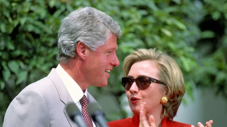 柯林頓夫婦妥協 同意出席艾普斯坦案國會作證 躲過藐視國會罪的封面圖片