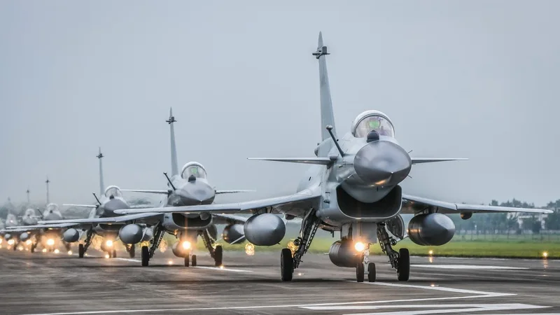 殲10C為成都飛機工業集團研製，印巴空戰後，成飛集團母公司中航工業於5月8日在微博發布「殲10C機群4K壁紙」。（「中航工業」微博）