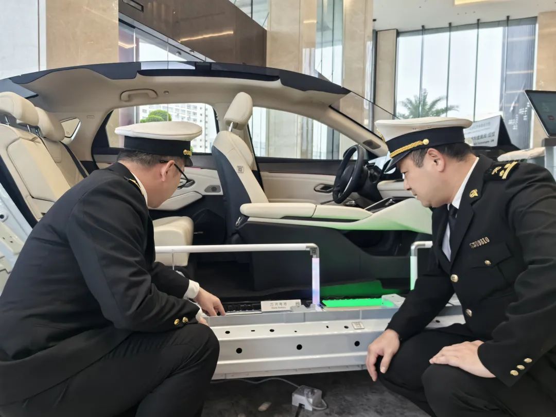 深圳海關關員在比亞迪股份有限公司開展新能源汽車出口調研,為企業新能源汽車出口提供合規指導