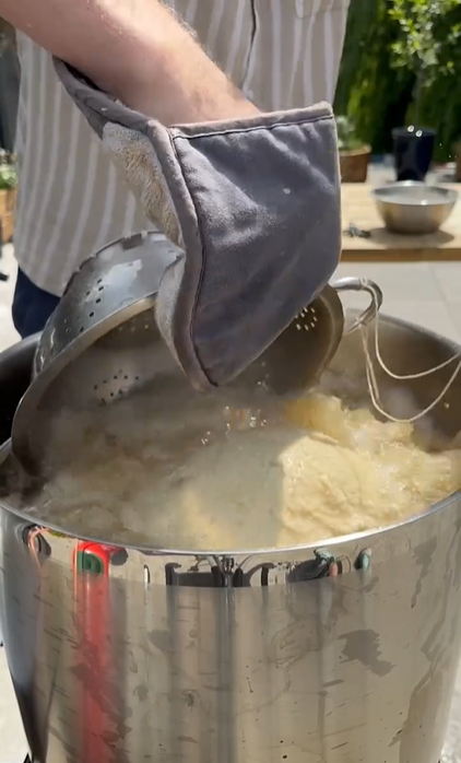 英國網紅羅斯與派特森挑戰用鴕鳥蛋製作巨型蘇格蘭蛋的製作過程。（來源：guinnessworldrecords  @IG）