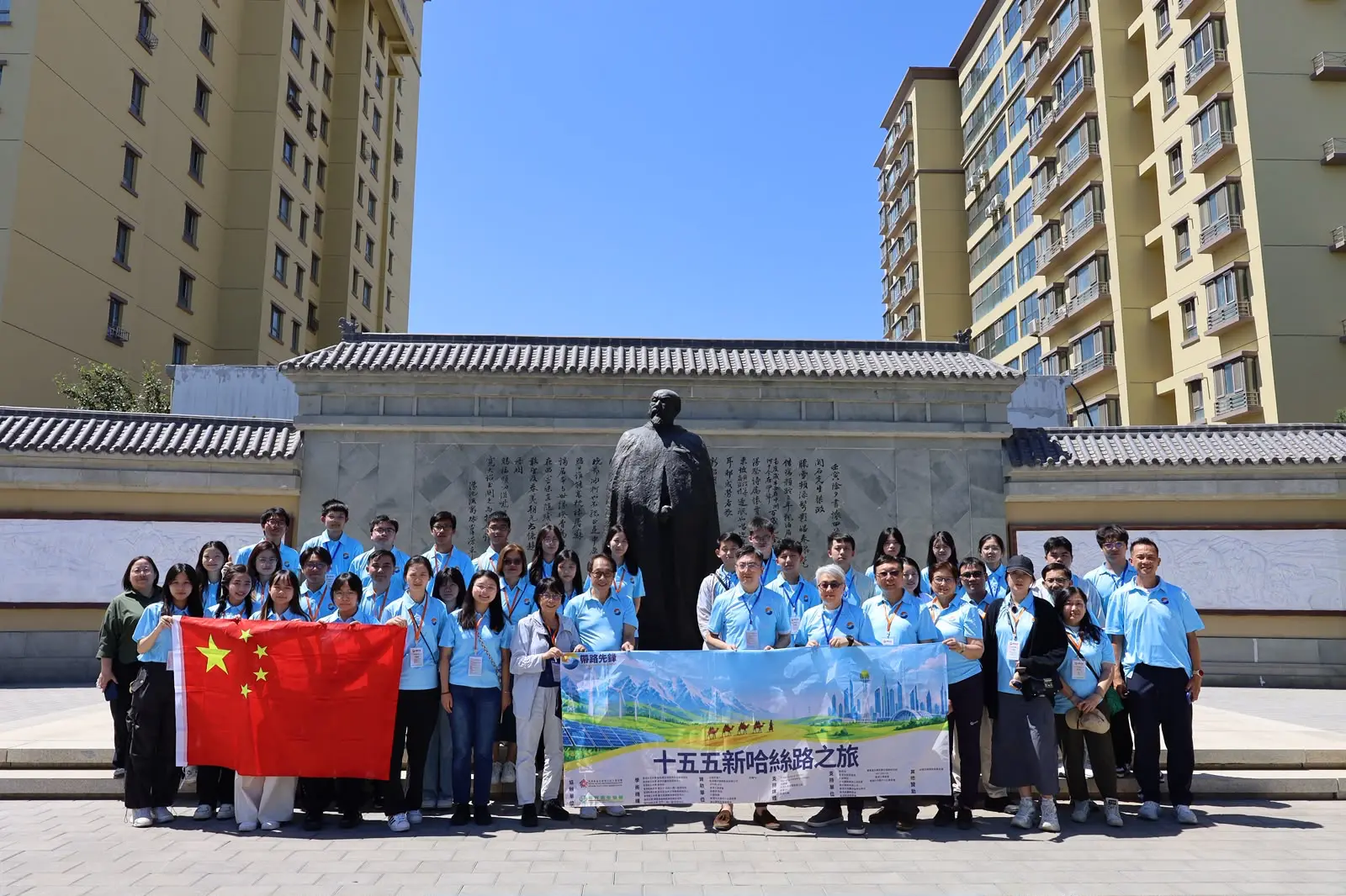 考察團於伊寧市林則徐紀念館前合影。(圖：陳鳳翔)