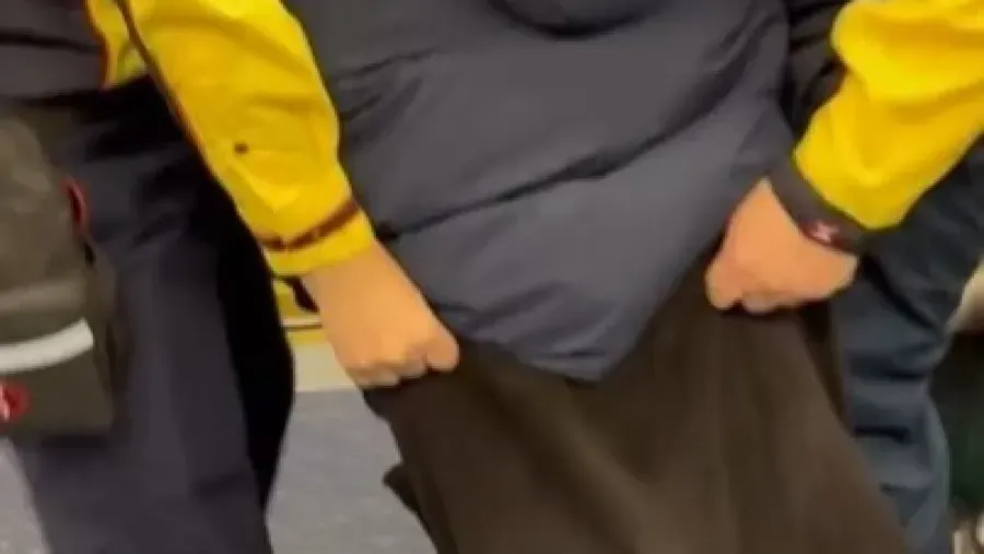 港鐵職員拖行疑似暈倒老翁出月台 網民批動作粗魯不專業的封面圖片