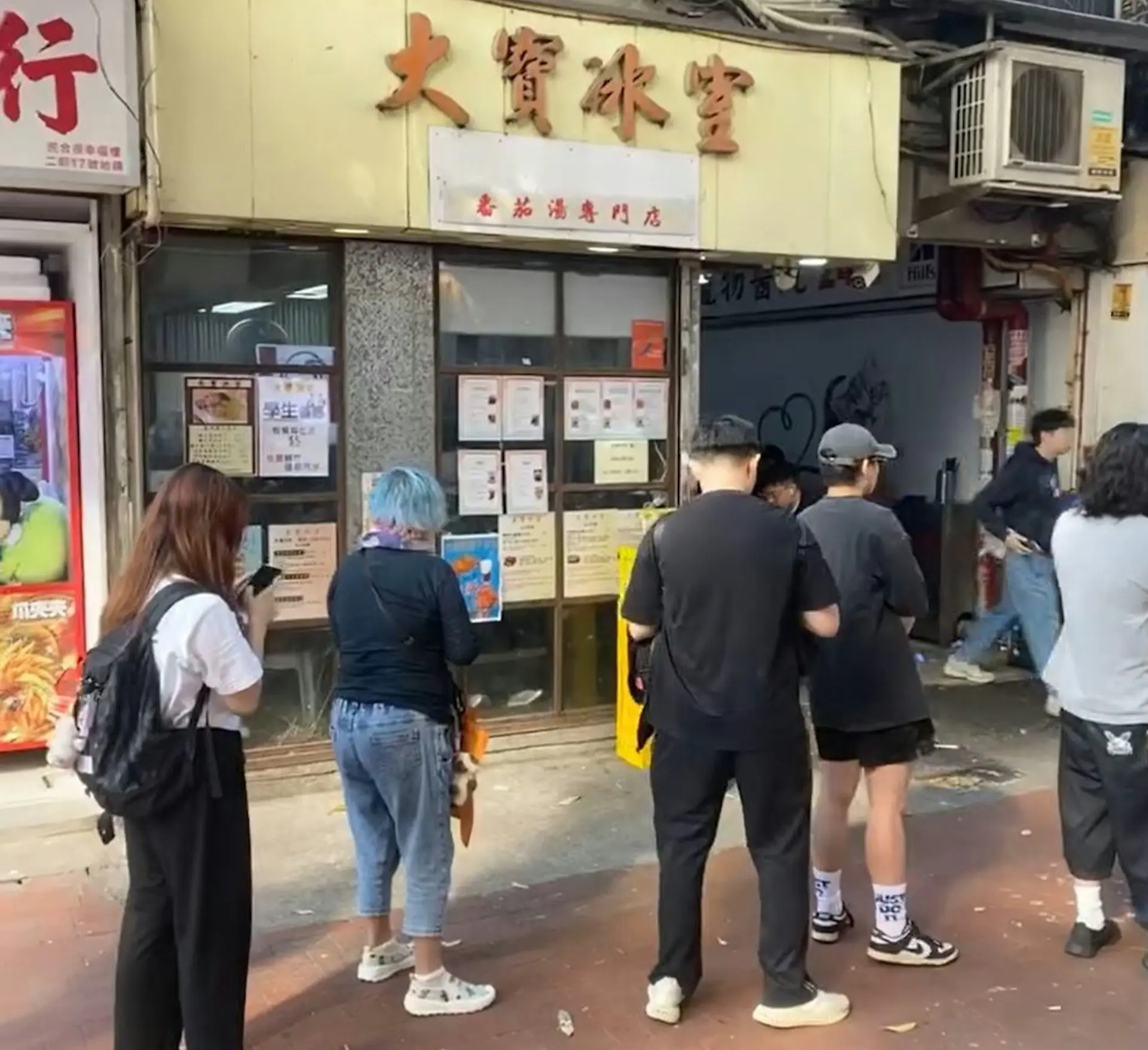 近日，位於元朗的大寶冰室便迎來一場意料之外的爆紅浪潮，大量食客不遠萬里慕名光顧，且幾乎人人指定要品嚐肉餅飯，這讓主打蕃茄湯的店鋪老闆陷入滿心疑惑，忙碌之餘仍百思不得其解。(圖：視頻截圖)