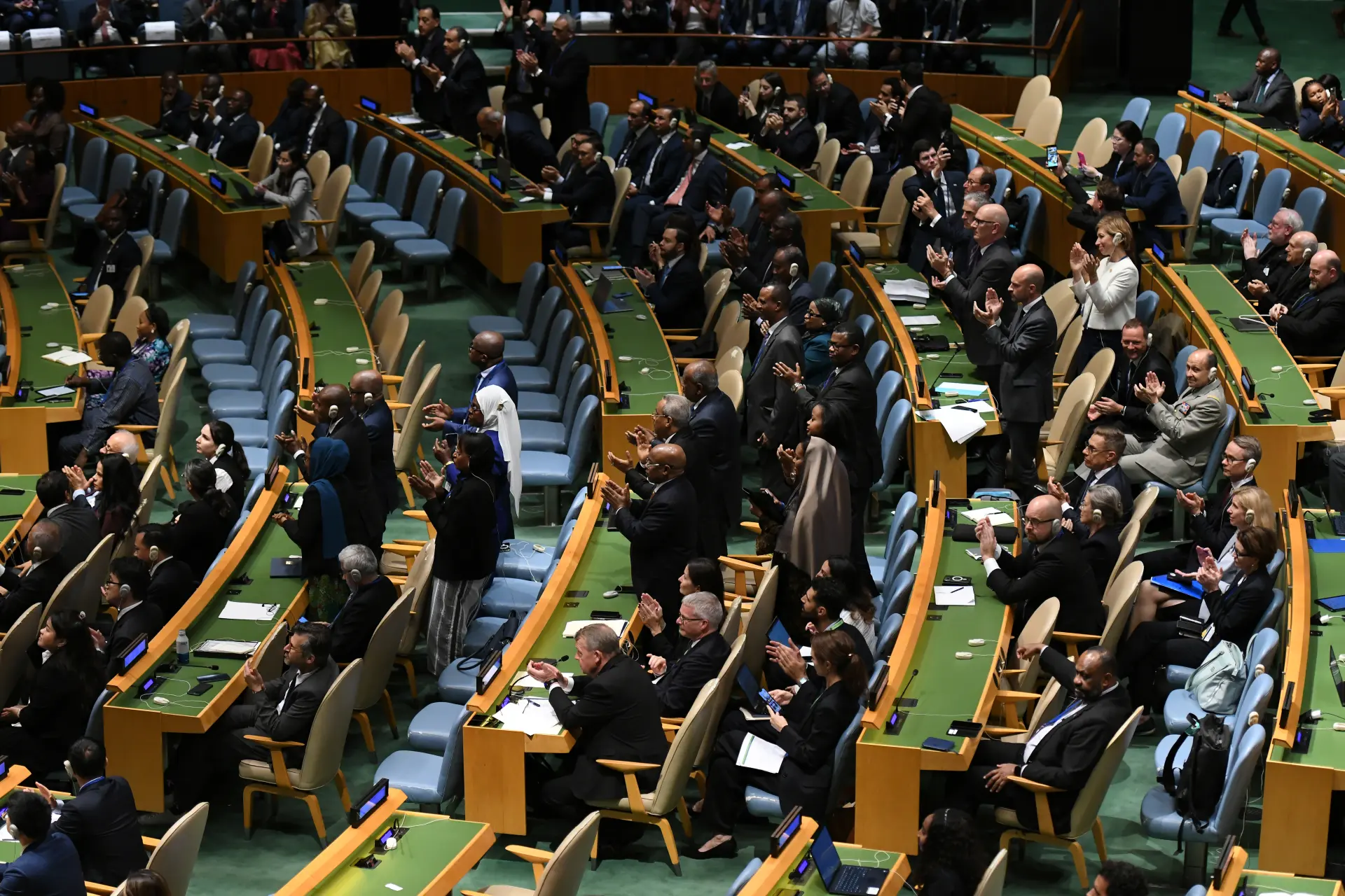 《聯合國憲章》第一百零八條明確規定，任何改革需經五常一致同意，這形成了「取消否決權必先獲五常同意」的死循環。(圖： 新華社)