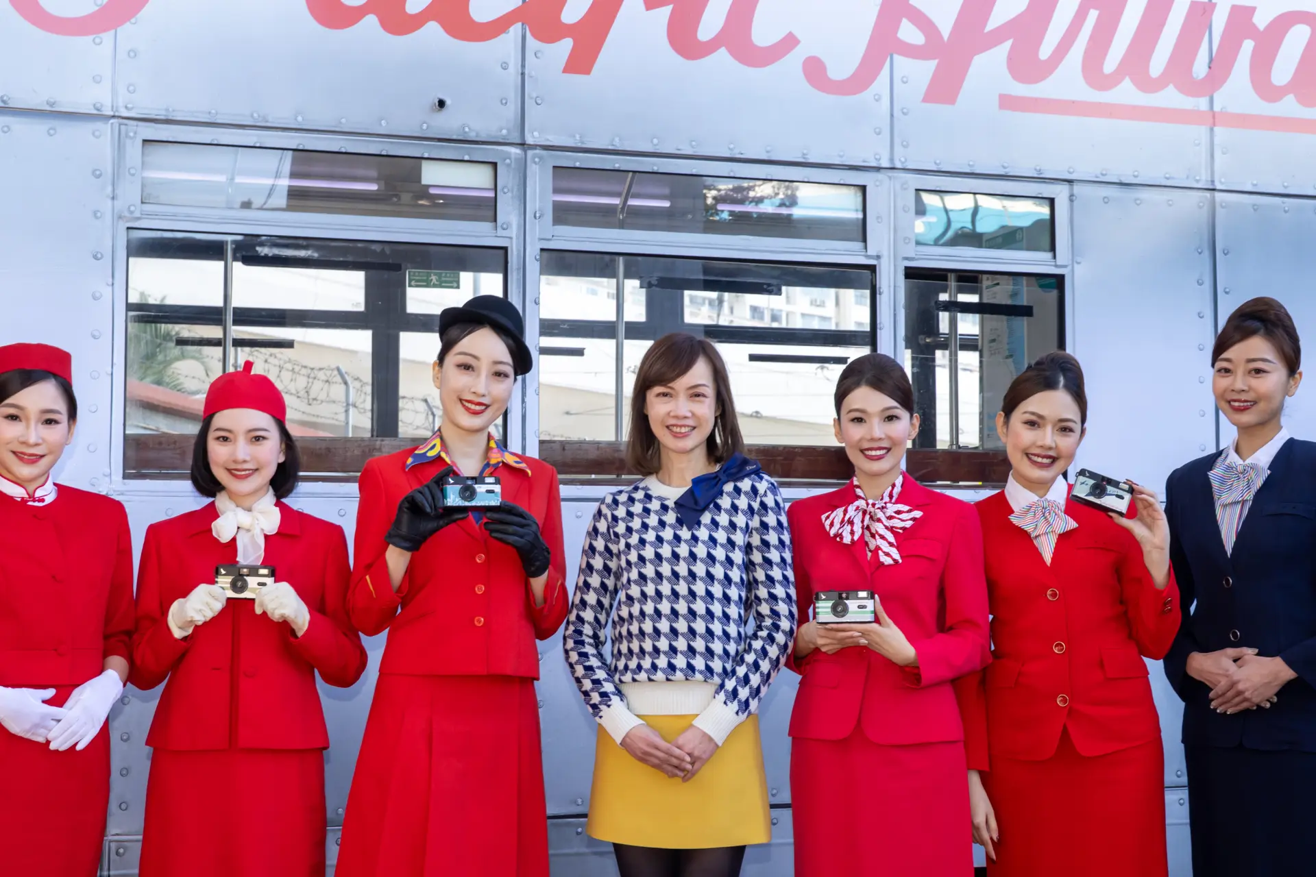 與此同時，超過二千名國泰機艙服務員及地勤人員換上共十款歷代制服，在活動中及年內的執勤時演繹品牌變遷。  這場盛大的街頭慶典，標誌著國泰以「同心飛躍八十年」為主題的全年誌慶活動進入高潮。(圖：藍莓日報) 