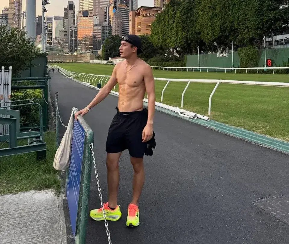 他不僅事業有成,更熱愛戶外運動,是滑雪高手,空中翻轉等高難度動作皆能勝任,同時也擅長滑水、爬山與跑步。熱愛滑雪的他,更創辦了名為 Niseko Jobs 的平台。(圖:hon_the_shou@IG)