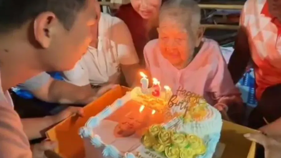 泰國阿嬤慶「130歲」生日差點刷新紀錄，長壽秘訣竟是愛吃魚？的封面圖片