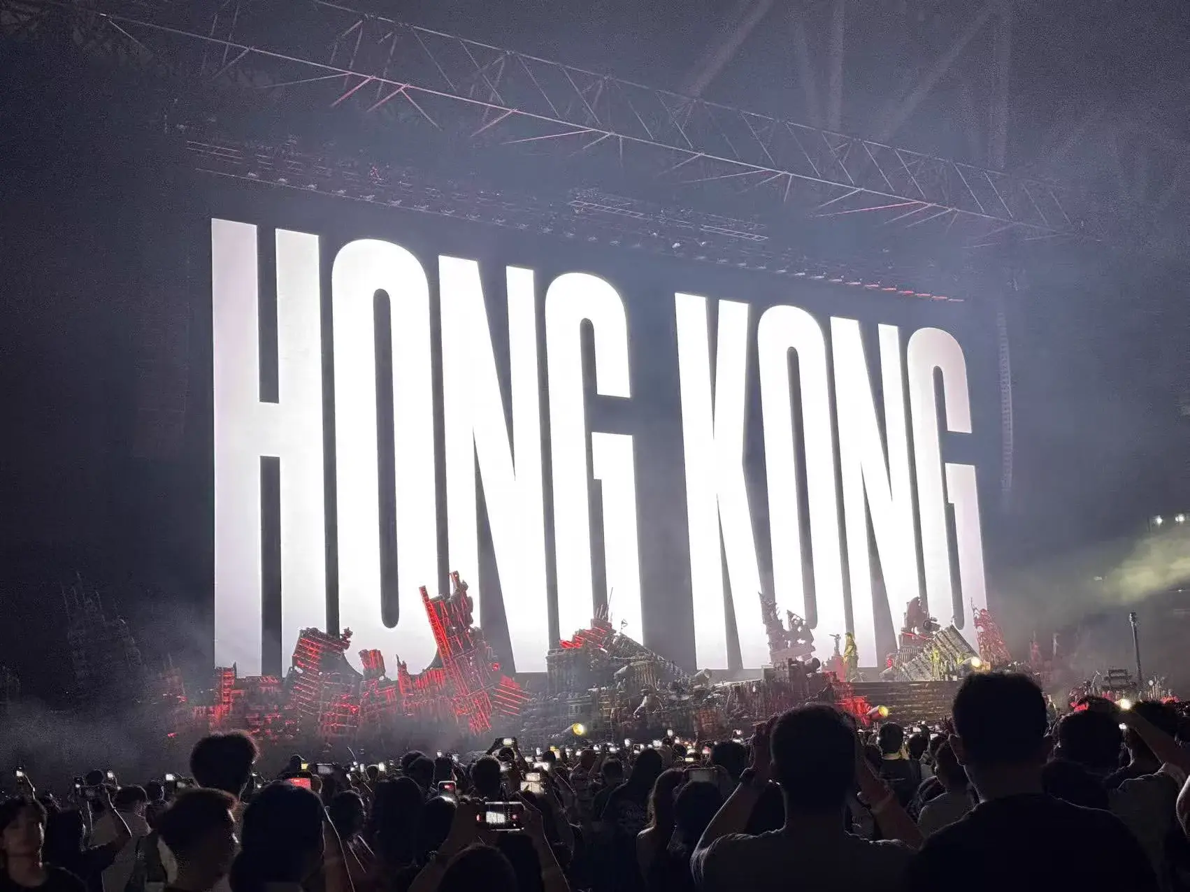 這首〈Hong Kong〉成為當晚最大熱話，片段在各大社交平台快速擴散。不少樂迷大讚兩種風格碰撞出奇地協調，亦有網民說從沒想過可以聽到 The Weeknd 與王菲名曲結合。(圖：網絡截圖)